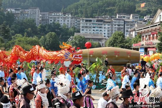 剑河县2025年“六月六”仰阿莎文化节万人水鼓舞活动现场。杨家孟 摄