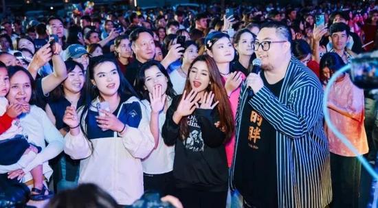 和田县2025年端午系列活动暨第二届昆仑音乐汇现场。7