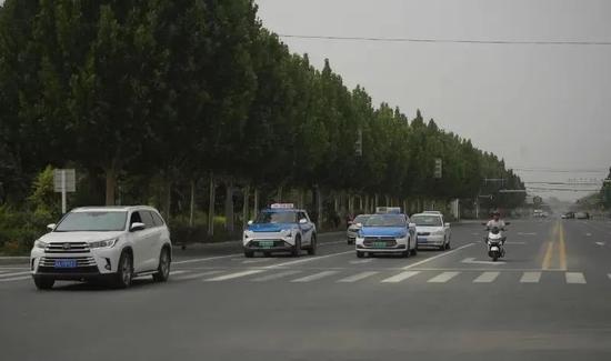 新修建的道路交通标线施划清晰规范,为驾驶员提供了明确的行驶指引。