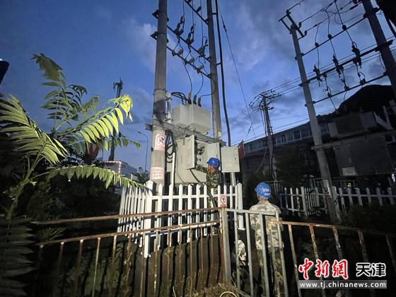 国网天津蓟州公司抢修人员对黄崖关村供电设备进行复电。王建慧 摄 国网天津蓟州公司抢修人员对黄崖关村供电设备进行复电。王建慧 摄