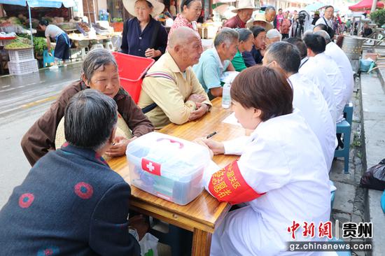 七星关区人民医院医生到八寨镇卫生院义诊。七星关区融媒体中心供图