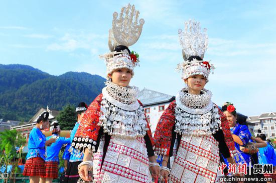 剑河县2025年“六月六”仰阿莎文化节万人水鼓舞活动现场。杨家孟 摄