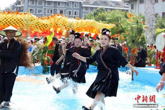 图为剑河县2025年“六月六”仰阿莎文化节水鼓舞活动现场。杨家孟 摄 图为剑河县2025年“六月六”仰阿莎文化节水鼓舞活动现场。杨家孟 摄