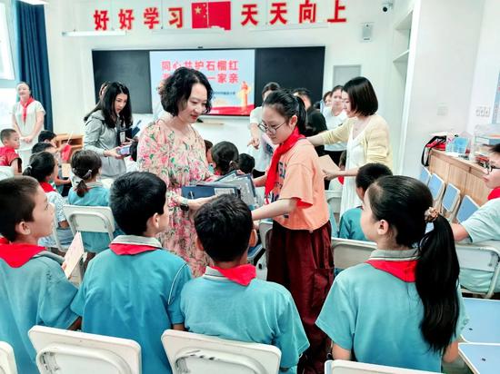 让孩子们在相互学习、相互交流中学会了感恩与分享。