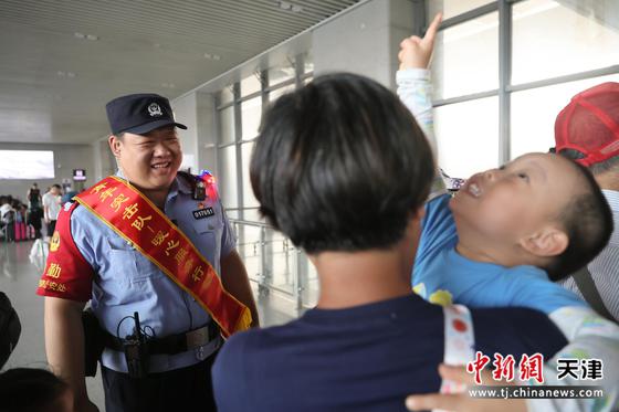 图为北京铁路公安局天津公安处青年突击队民警在候车室解决旅客出行困难，获得旅客的点赞。(北京铁路公安局天津公安处供图)