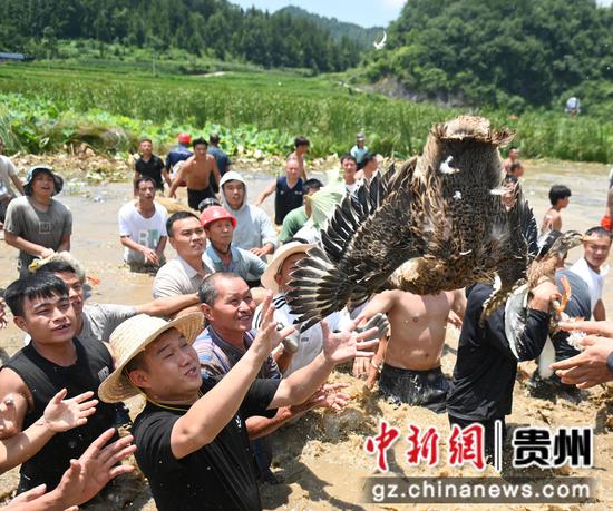 7月30日,松桃苗族自治县长兴堡镇,游客在抢鸭子。 7月30日,松桃苗族自治县长兴堡镇,游客在抢鸭子。