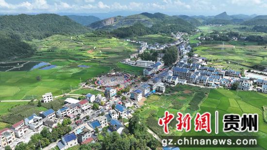 7月30日,游客松桃苗族自治县长兴堡镇参加“六月六”活动。 7月30日,游客松桃苗族自治县长兴堡镇参加“六月六”活动。