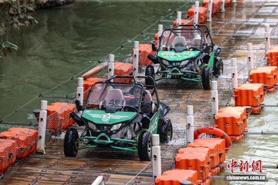 7月31日，游客在体验水中越野车。中新社记者 瞿宏伦 摄
