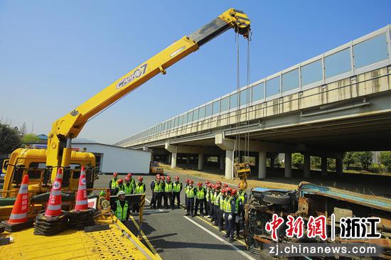 拯救大队队员进行施救作业训练。浙江交通集团高速公路杭州南管理中 供图 拯救大队队员进行施救作业训练。浙江交通集团高速公路杭州南管理中 供图