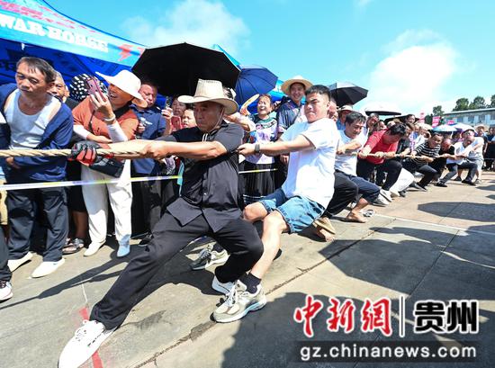 7月30日,松桃苗族自治县长兴堡镇,人们在参加拔河比赛。 7月30日,松桃苗族自治县长兴堡镇,人们在参加拔河比赛。