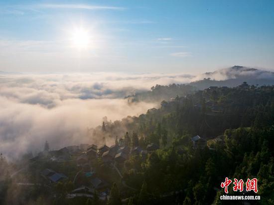 图为大歹苗寨在晨雾霞光中美不胜收。