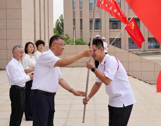 地委书记王鲁军为志愿服务队授旗。 张亚辉 摄