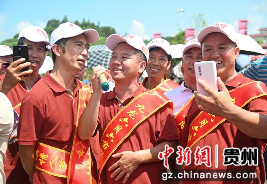 7月30日,松桃苗族自治县长兴堡镇,游客在参加山歌比赛。 7月30日,松桃苗族自治县长兴堡镇,游客在参加山歌比赛。