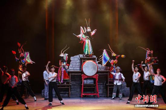 7月30日晚，第三场《敬茶》演出现场。 记者 瞿宏伦 摄