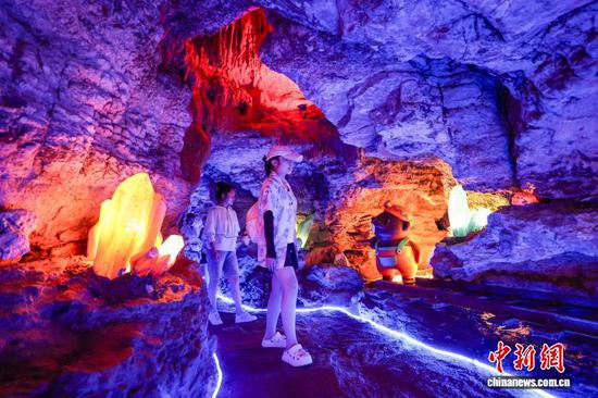 7月31日，游客在“水晶矿洞”内游览。中新社记者 瞿宏伦 摄