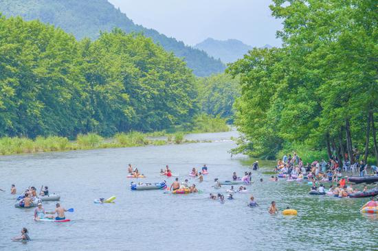 资料图:2025年7月19日,贵州省铜仁市江口县,市民们在梵净山山下太平河段戏水消暑,享受清凉。申逸恺 摄 资料图:2025年7月19日,贵州省铜仁市江口县,市民们在梵净山山下太平河段戏水消暑,享受清凉。申逸恺 摄