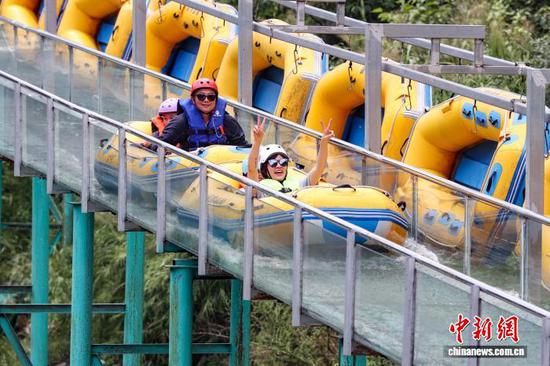 7月31日，游客在体验漂流。中新社记者 瞿宏伦 摄