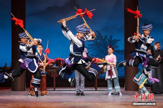 7月30日晚，第一场《上梁》演出现场。 记者 瞿宏伦 摄