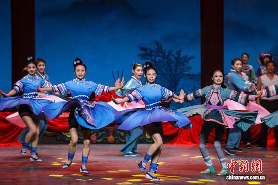 7月30日晚，第一场《上梁》演出现场。 记者 瞿宏伦 摄