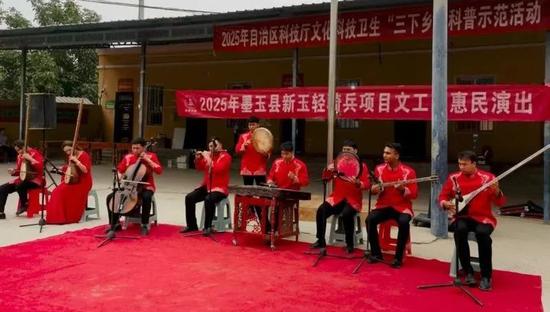 乐器演奏,为当地群众带来了一场精彩的视听享受。古哈尔尼沙·依明 摄