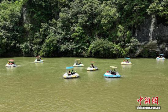 7月31日，游客在体验碰碰船。(无人机照片)中新社记者 瞿宏伦 摄