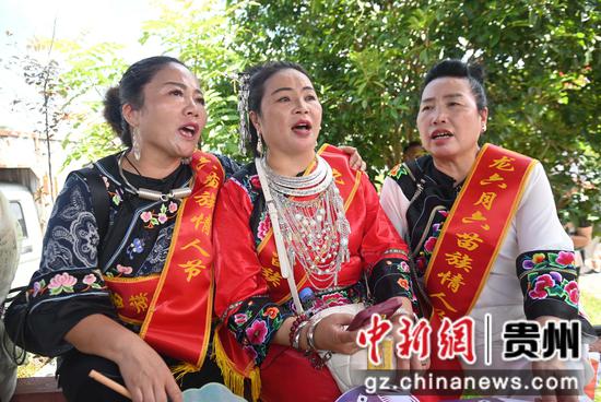 7月30日,松桃苗族自治县长兴堡镇,游客在参加苗歌比赛。 7月30日,松桃苗族自治县长兴堡镇,游客在参加苗歌比赛。
