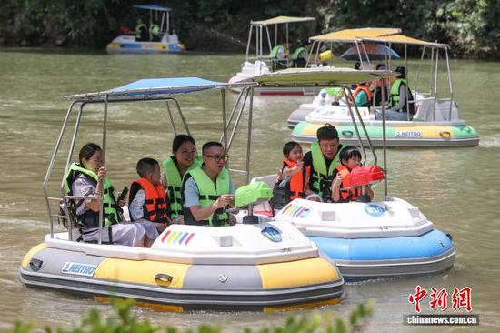 7月31日，游客在体验碰碰船。中新社记者 瞿宏伦 摄