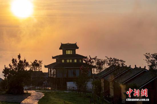 图为大歹苗寨在晨雾霞光中美不胜收。