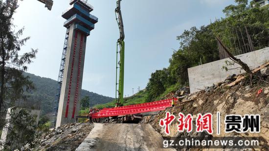 G212仁怀茅台至苍龙段公路土岩大桥首根墩柱顺利封顶