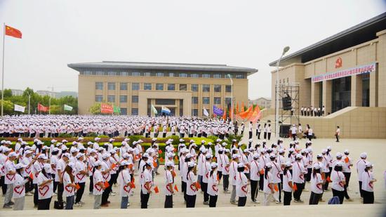 7月30日,和田地区2025年大学生志愿服务西部计划志愿者出征仪式在地委党校举行。郑华明 摄9