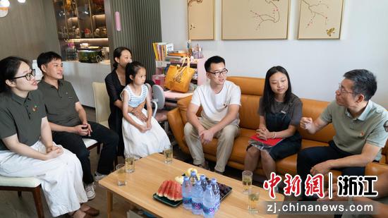 近日，“百名党员送录取通知书”活动现场。（浙江树人学院供图）