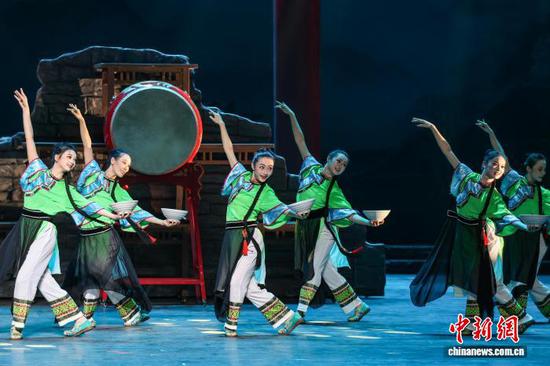7月30日晚，第三场《敬茶》演出现场。 记者 瞿宏伦 摄