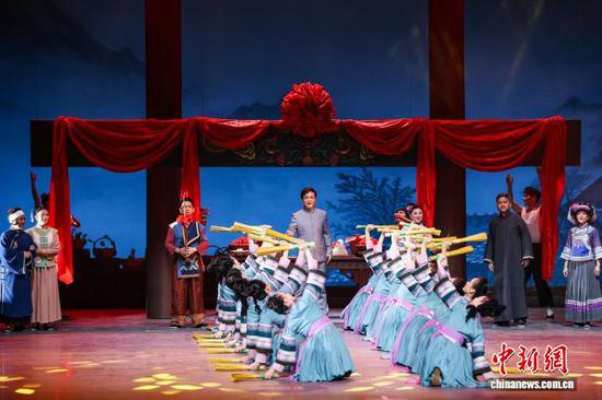 7月30日晚，第一场《上梁》演出现场。 记者 瞿宏伦 摄