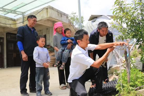 在云贵乡高发村村民施梅张文德家中，管护人员上门维修供水设备