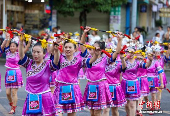 图为玉屏箫笛喜获巴拿马金奖110周年民俗展演活动现场。胡攀学 摄 图为玉屏箫笛喜获巴拿马金奖110周年民俗展演活动现场。胡攀学 摄