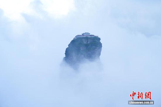 航拍梵净山红云金顶在云海中若隐若现。(无人机照片) 航拍梵净山红云金顶在云海中若隐若现。(无人机照片)