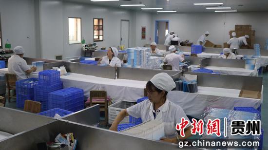 图为进行出口产品的包装工序 图为进行出口产品的包装工序
