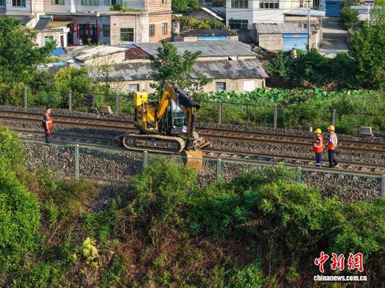 沪昆铁路贵州段2025年大修集中修施工现场。 国铁成都局供图 沪昆铁路贵州段2025年大修集中修施工现场。 国铁成都局供图