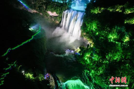图为贵州黄果树瀑布的夜游模式吸引不少游客前来观赏、打卡。中新网记者 瞿宏伦 摄