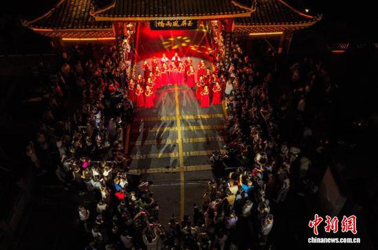 图为玉屏箫笛喜获巴拿马金奖110周年民俗展演活动现场。(无人机图片)胡攀学 摄 图为玉屏箫笛喜获巴拿马金奖110周年民俗展演活动现场。(无人机图片)胡攀学 摄