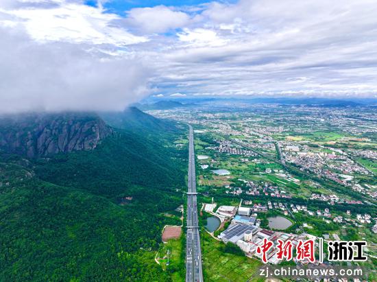俯瞰杭金衢高速。郑宇航 摄