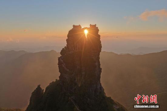 图为航拍世界自然遗产地梵净山红云金顶日落美景。(无人机照片) 图为航拍世界自然遗产地梵净山红云金顶日落美景。(无人机照片)