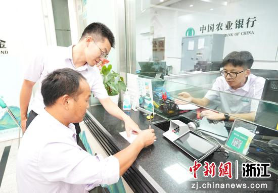 农行宁波北仑分行工作人员引导客户开立个人养老金账户。 郭星雲 摄