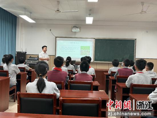 杭州烟草志愿者为学生开展“普法小课堂”。杭州市烟草专卖局供图 杭州烟草志愿者为学生开展“普法小课堂”。杭州市烟草专卖局供图