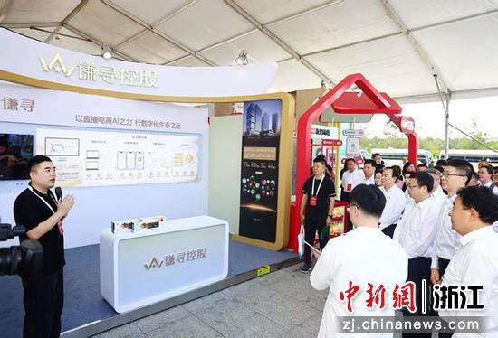 董海锋在新电商大会现场介绍并演示羚客系统。谦寻供图