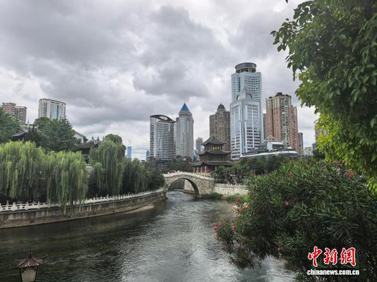 资料图:贵阳甲秀楼。中新网记者张伟 摄 资料图:贵阳甲秀楼。中新网记者张伟 摄