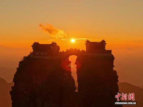 7月31日,贵州省铜仁市世界自然遗产地梵净山云雾似纱,美景如光影画卷。图为航拍世界自然遗产地梵净山红云金顶日落观景。(无人机照片) 7月31日,贵州省铜仁市世界自然遗产地梵净山云雾似纱,美景如光影画卷。图为航拍世界自然遗产地梵净山红云金顶日落观景。(无人机照片)