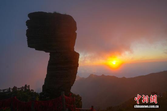 图为梵净山夕阳下的“蘑菇石”美景。(无人机照片) 图为梵净山夕阳下的“蘑菇石”美景。(无人机照片)