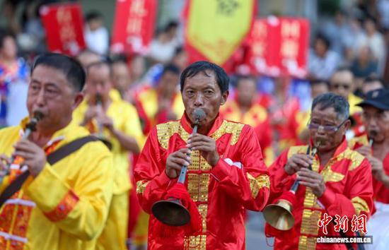 图为玉屏箫笛喜获巴拿马金奖110周年民俗展演活动现场。胡攀学 摄 图为玉屏箫笛喜获巴拿马金奖110周年民俗展演活动现场。胡攀学 摄