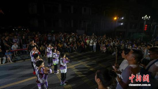 图为玉屏箫笛喜获巴拿马金奖110周年民俗展演活动现场。胡攀学 摄 图为玉屏箫笛喜获巴拿马金奖110周年民俗展演活动现场。胡攀学 摄